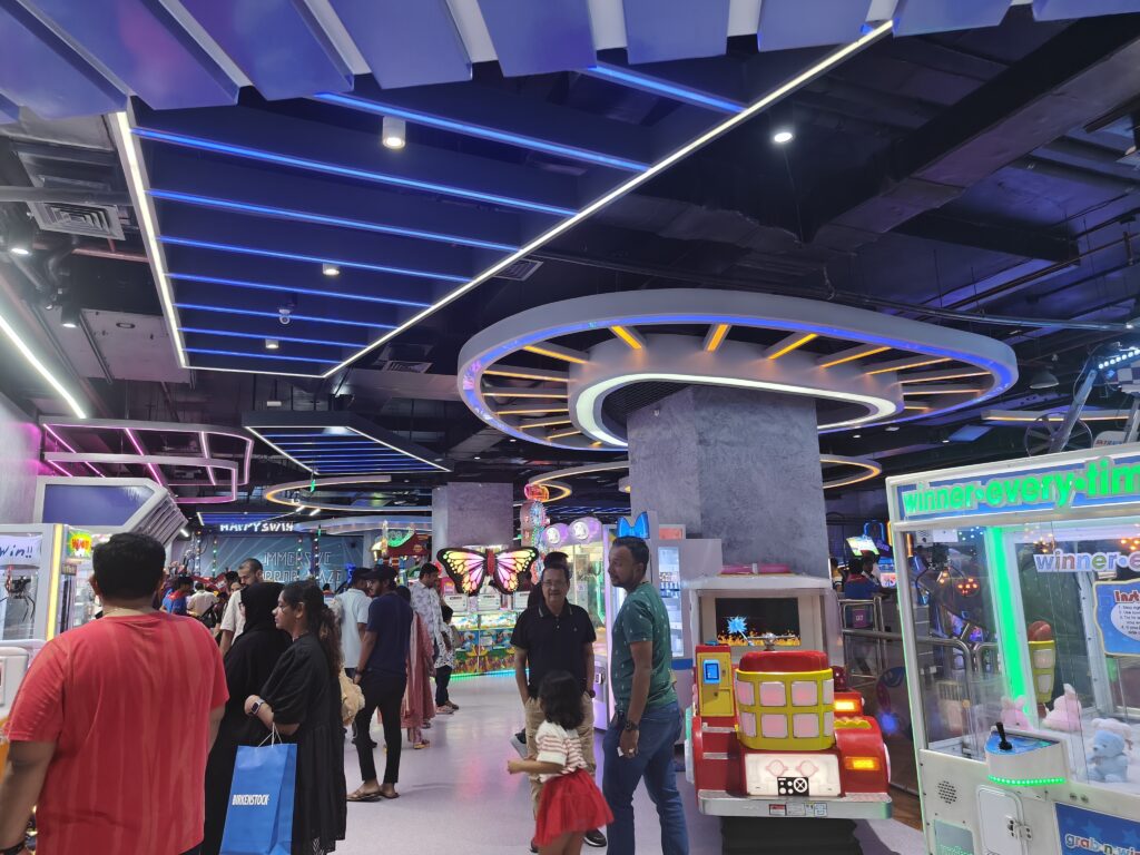 Discover the best of shopping, dining, and entertainment at Inorbit Mall HiTech City Hyderabad. From top fashion brands and delicious eateries to fun activities for all ages, find everything you need for a perfect day out. Explore more on Rakesh Ke Vlogs!