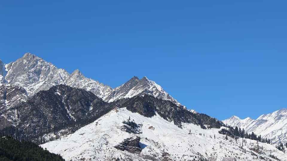 Snowfall in Himachal Pradesh: Tourism Hub Embraces Winter’s Chill, Rohtang Pass Draped in White; Surge of Tourists