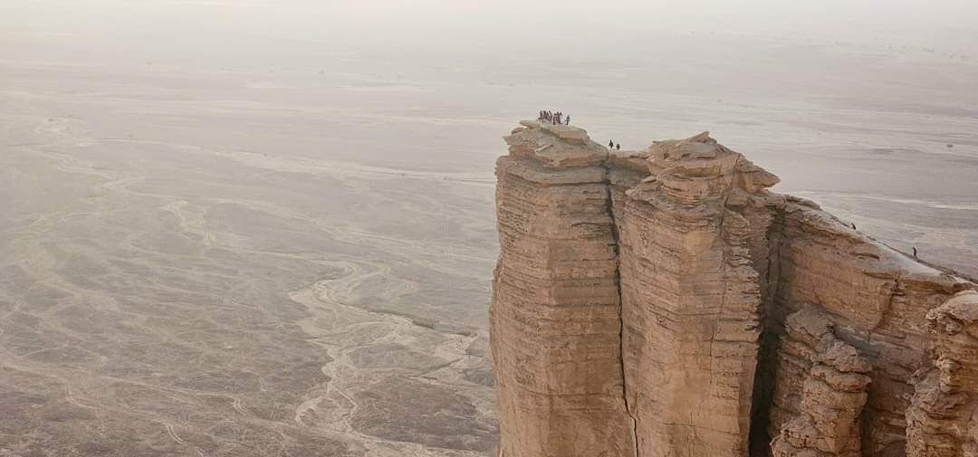 Discover Saudi Arabia’s Hidden Gem: The Edge of the World – A Breathtaking Adventure Awaits!